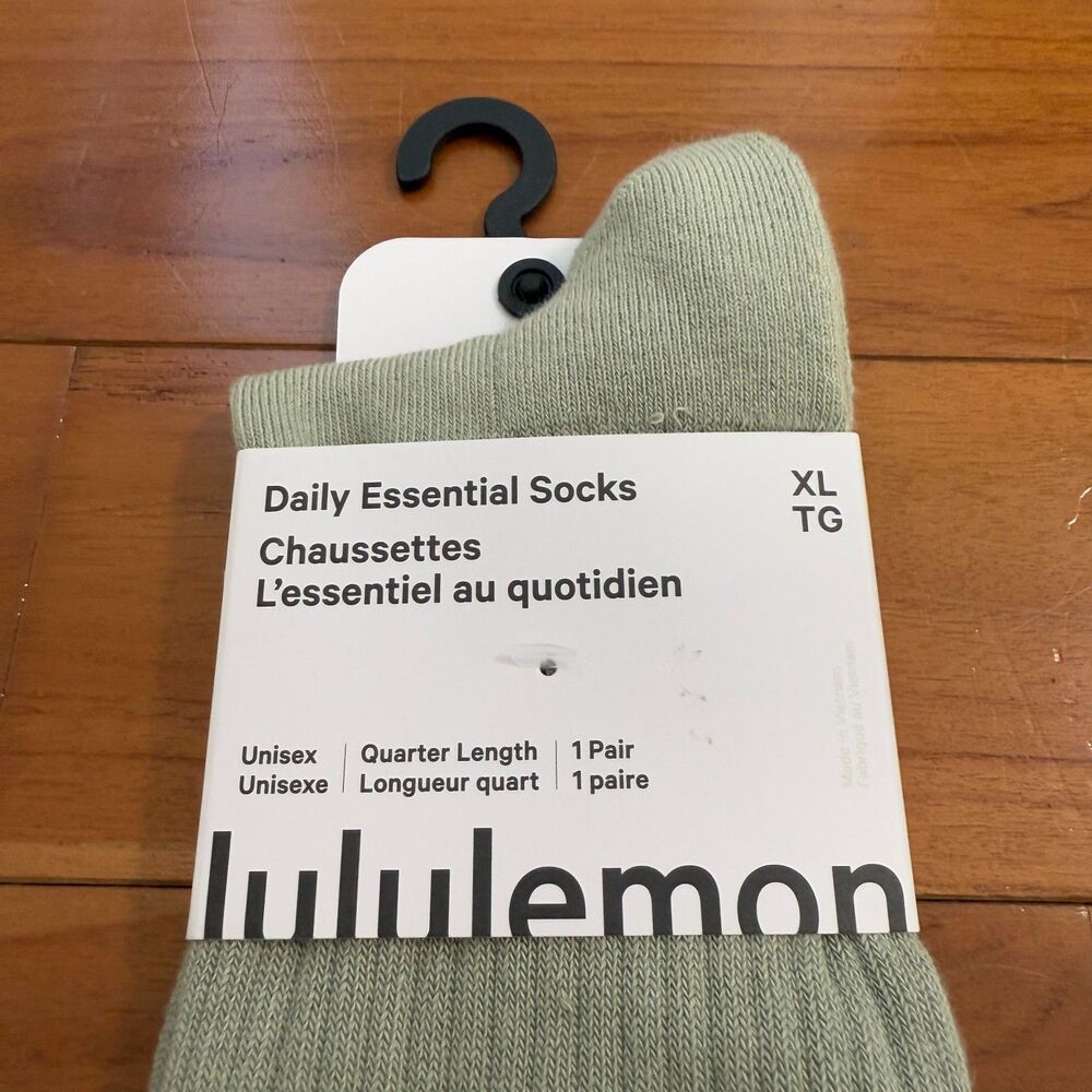 NWT Unisex Lululemon Daily Essential Quarter Socks Fog Green Extra Large